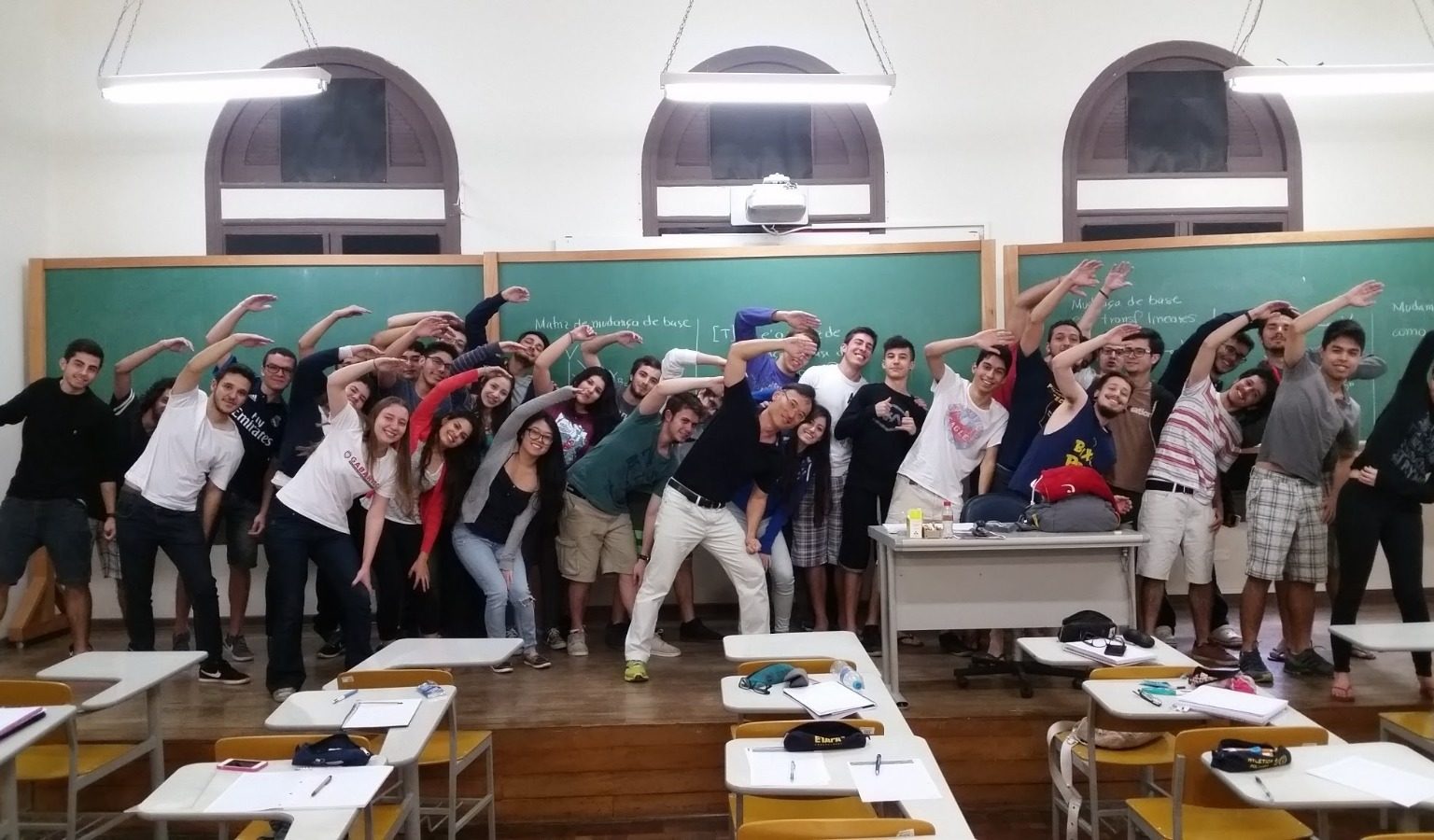 Professor Kawano e alunos em sala de aula do prédio do Biênio